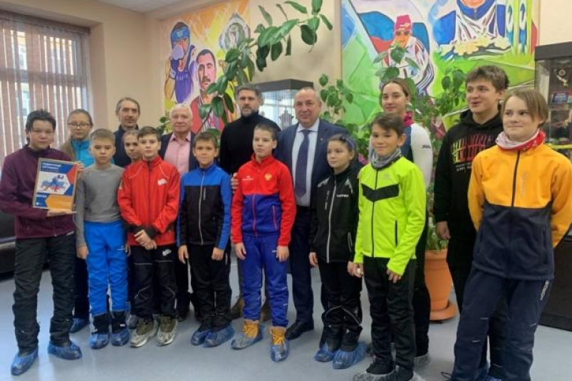 БЕЛАЗ подарил сертификат на 1 млн рублей спортшколе в г. Магадан.